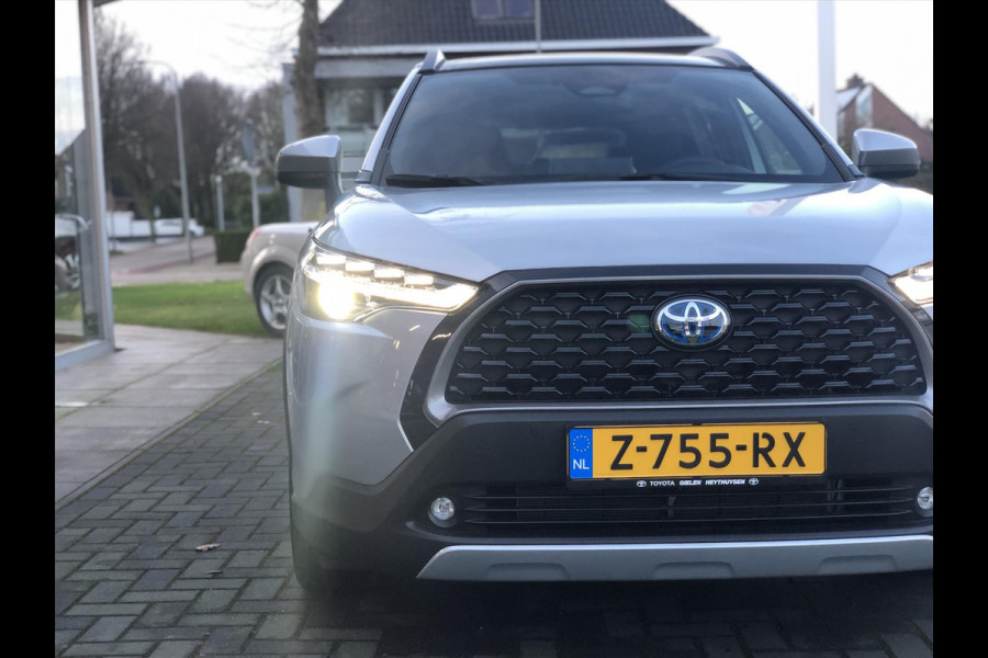 Toyota Corolla Cross 2.0 Hybrid Style Panoramadak | Dodehoekherkenning, Elektrische achterklep, Stoel + Stuurverwarming, Parkeersensoren