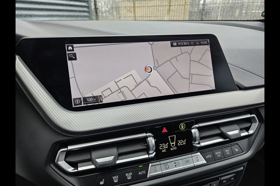 BMW 1-serie 118i M Sport Dealer O.H Misanoblauw | Panodak | Keyless |  Trekhaak Afn | Camera | Apple Carplay | Sfeerverlichting | Sportstoelen Verwarmd | Navi Pro |