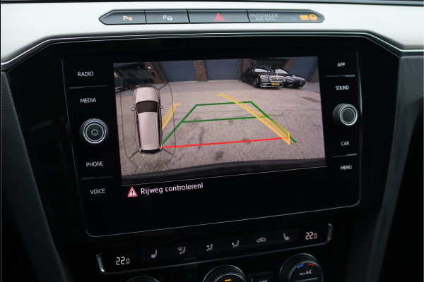 Volkswagen Passat Variant 2.0 TSI R-Line Highline Aut6 | Adaptieve Cruise Control | Trekhaak | Standkachel | Verwarmd Stuurwiel | Elek. Stoelverstelling | Stoelverwarming | Apple Carplay/Android Auto |