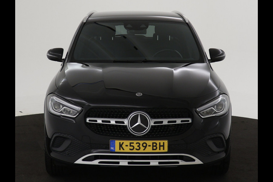 Mercedes-Benz GLA 200 Business Solution Luxury | Trekhaak | Inclusief 24 maanden MB Certified garantie voor Europa.