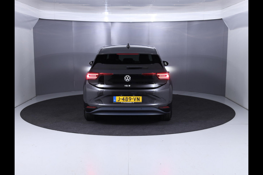 Volkswagen ID.3 First Plus 58 kWh 204PK | Navigatie | Parkeersensoren | Parkeercamera | Adaptieve cruise control | Stoelverwarming | 19" lichtmetalen velgen |