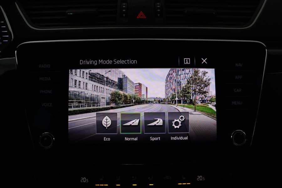 Škoda Superb 1.5 TSI Sportline | Stoelverwarming | Leder/Alcantara | Virtual Cockpit | Carplay | Memory | Canton Sound | Camera | Navigatie