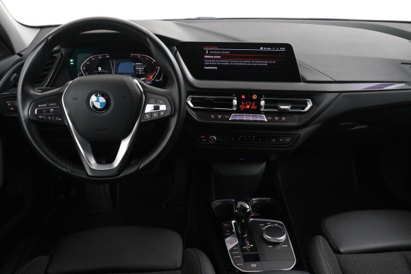 BMW 1-serie 118i Executive Edition SportLine AANBIEDING!(NL-auto, Dealer ondH, Navi-groot, Carplay/ Android, PDC V+A, Cruise, Etc)