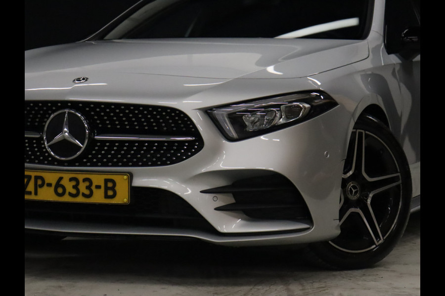 Mercedes-Benz A-Klasse 180 AMG Sport Night Upgrade [SCHUIFKANTELDAK, CARPLAY, UITKLAPBARE TREKHAAK, CAMERA, WIDESCREEN, STOELVERWARMING, NAVIGATIE, NIEUWSTAAT]