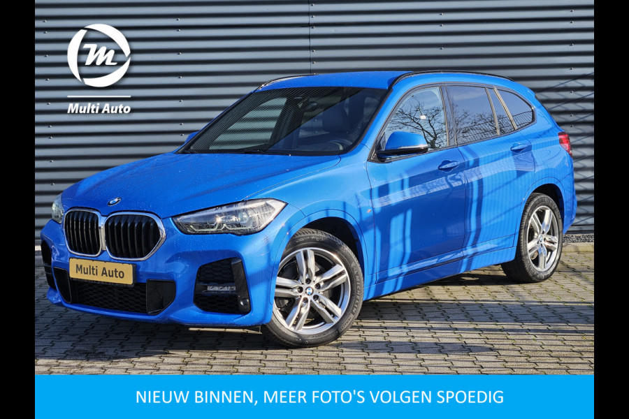 BMW X1 sDrive20i M Sport 192pk Misano Blauw Metallic | Sportstoelen Verwarmd | Navi Pro | Sfeerverlichting | LED Koplampen | 18"L.M | Sportstuur |