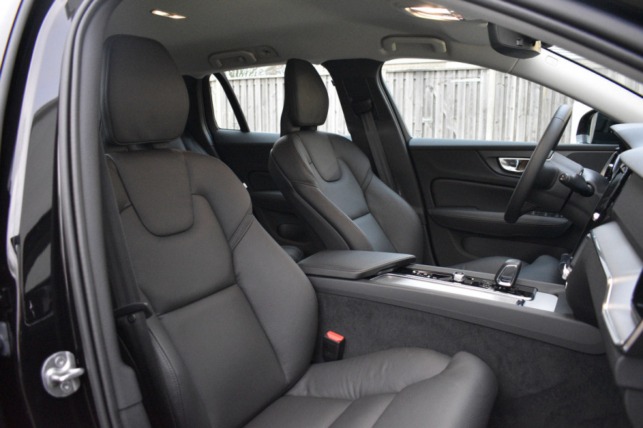 Volvo V60 2.0 B4 Plus Dark | Stoelen met geheugen | Trekhaak | Keyless entry |