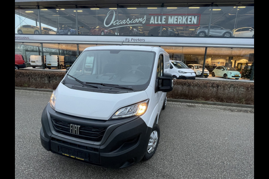 Fiat Ducato 30 2.2 MultiJet L1H1 uit voorraad leverbaar - PDC - achteruitrij camera - trekhaak - parkeersensoren achter - cruise control - Climate control - navigatie - Bluetooth - Radio - 3 zitplaatsen voor - Tussenschot volledig - zijschuifdeur rechts