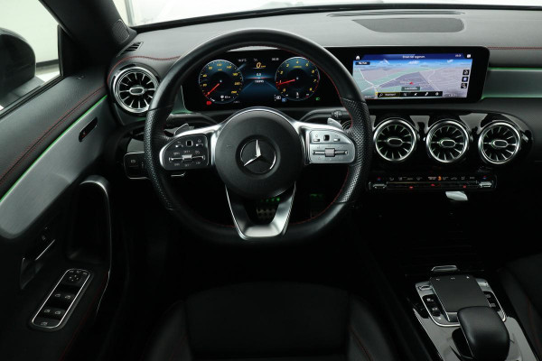 Mercedes-Benz CLA-Klasse 180 AMG | Panoramadak | Stoelverwarming | Camera | Sfeerverlichting | Half leder | Navigatie | Full LED | Climate control