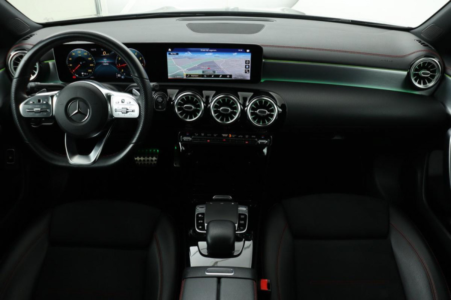 Mercedes-Benz CLA-Klasse 180 AMG | Panoramadak | Stoelverwarming | Camera | Sfeerverlichting | Half leder | Navigatie | Full LED | Climate control