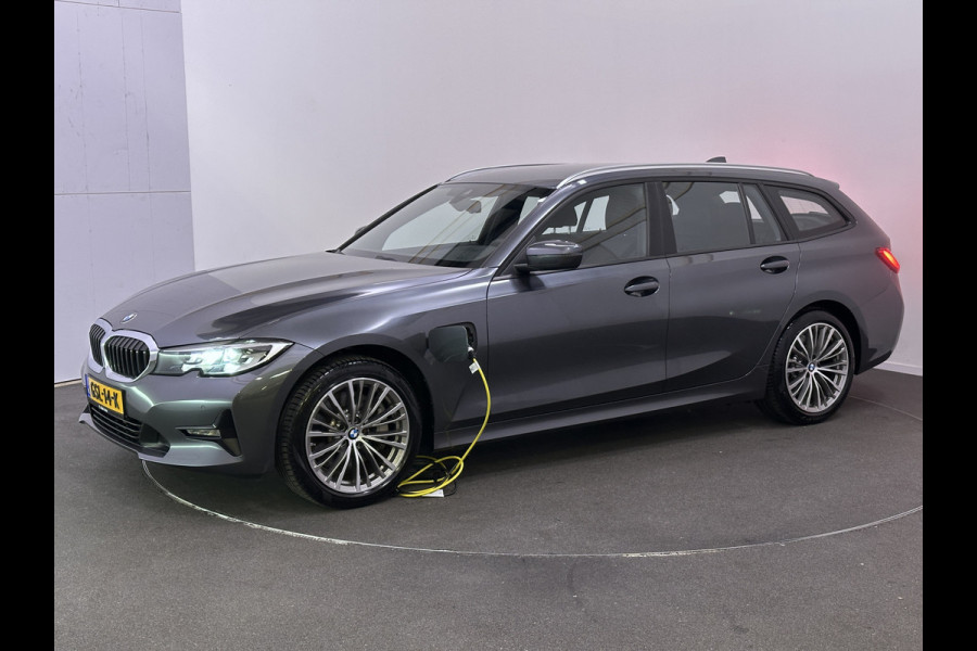 BMW 3 Serie Touring 330e Luxury Plug in Hybrid 293pk PHEV | Lederen Bekleding | Navigatie | Apple Carplay | Stoelverwarming | Climate Control | DAB | Cruise Control |