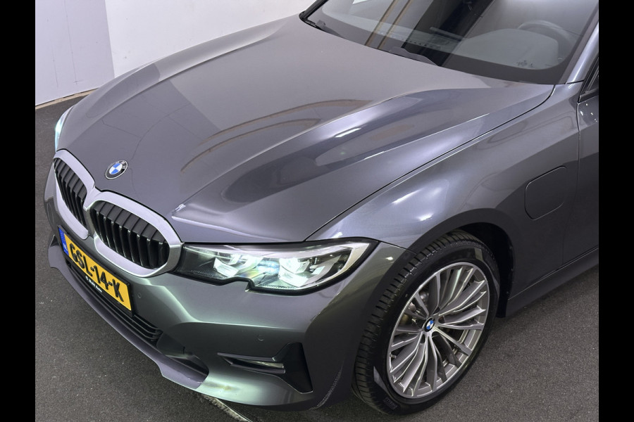 BMW 3 Serie Touring 330e Luxury Plug in Hybrid 293pk PHEV | Lederen Bekleding | Navigatie | Apple Carplay | Stoelverwarming | Climate Control | DAB | Cruise Control |