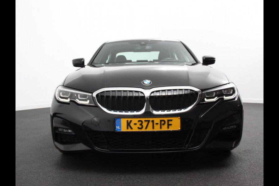 BMW 3 Serie 318i High Executive Edition M Sport | Panorama dak | Full LED | Sfeerverlichting | Climate control |  Navigatie | Carplay/Android Auto | Cruise Control | LM Velgen 18" | PDC VA | Camera