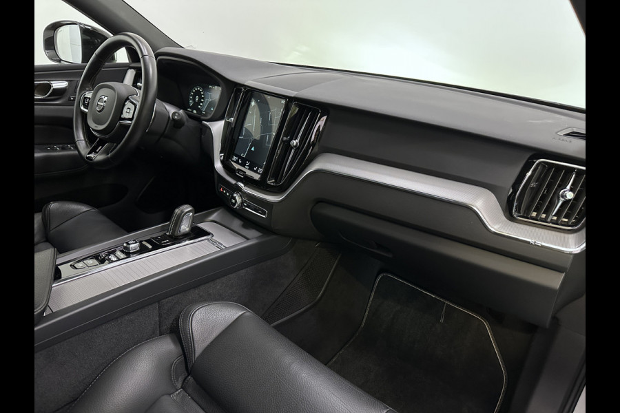 Volvo XC60 Recharge T8 AWD R-Design Plug In Hybrid PHEV | Panodak | Trekhaak af Fabriek | Lederen Sportstoelen Memory | Camera | Apple Carplay | 19"L.M | DAB |