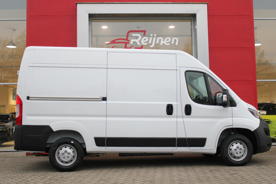 Peugeot Boxer 2.2 BlueHDi 140PK L2H2 3.3t | APPLE CARPLAY/ANDROID AUTO | ACHTERUITRIJ CAMERA | 3-ZITS | CRUISE CONTROL | ELEKTRISCH INKLAPBARE BUITENSPIEGELS | DAB+ RADIO | NIEUWE BUS! |