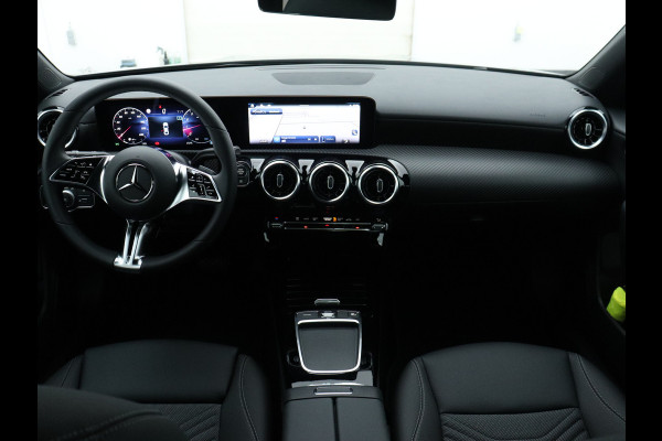 Mercedes-Benz CLA-Klasse 180 Star Edition | Dodehoekassistent | KEYLESS GO | Parkeerpakket met achteruitrijcamera | USB pakket plus | Spiegelpakket | Verwarmde stoelen vooraan |