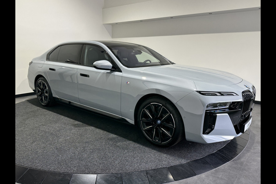 BMW i7 xDrive60 | M Sportpakket Pro | Sky Lounge Panoramadak | BMW Individual interieur | Innovation Pack | Climate Acoustics Pack