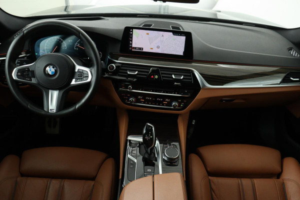 BMW 5 Serie 520i M-Sport | Panoramadak | Head-Up | 360 camera | Leder | Stoelverwarming | Sfeerverlichting | Memory | Sportstoelen