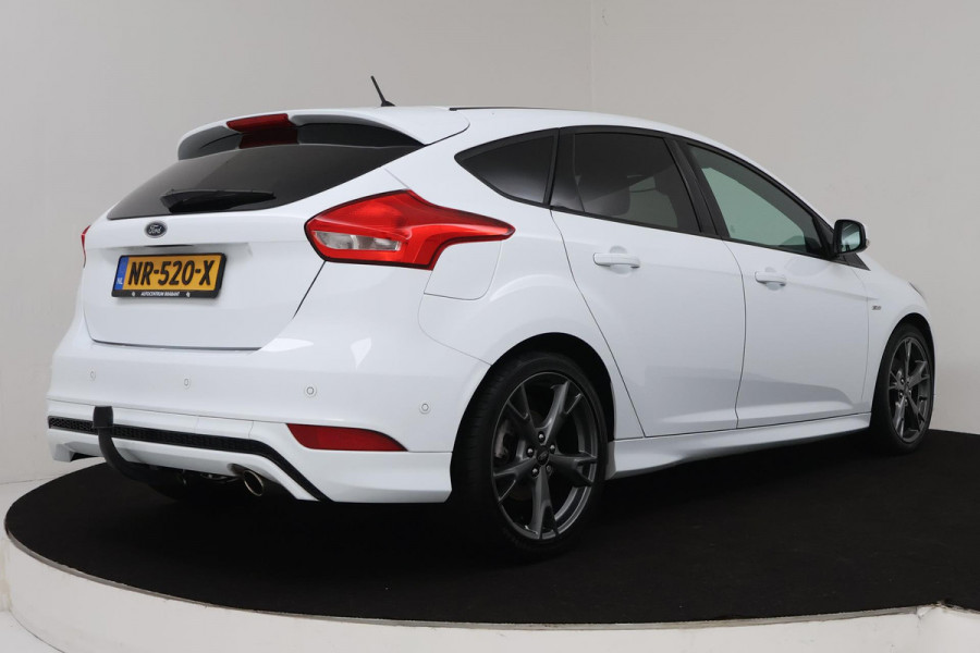 Ford Focus 1.5 ST-Line (NAVIGATIE, TREKHAAK, CRUISE CONTROL, PARKEERSENSOREN, CLIMATE CONTROL, NL-AUTO)