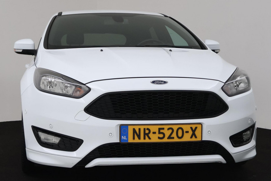 Ford Focus 1.5 ST-Line (NAVIGATIE, TREKHAAK, CRUISE CONTROL, PARKEERSENSOREN, CLIMATE CONTROL, NL-AUTO)