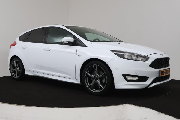 Ford Focus 1.5 ST-Line (NAVIGATIE, TREKHAAK, CRUISE CONTROL, PARKEERSENSOREN, CLIMATE CONTROL, NL-AUTO)