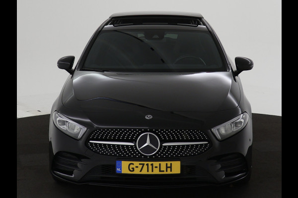 Mercedes-Benz A-Klasse 180 Business Solution AMG | Acteruitrijcamera |Panorama Schuif-Kanteldak | AMG Styling | Night Pakket | Spiegelpakket | Navigatie | Inclusief 24 maanden MB Certified garantie voor Europa.