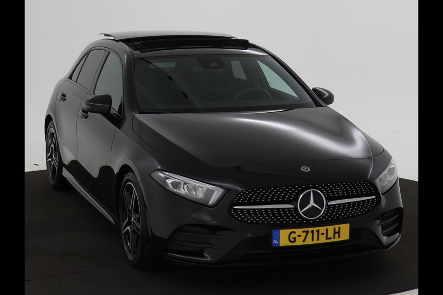 Mercedes-Benz A-Klasse 180 Business Solution AMG | Acteruitrijcamera |Panorama Schuif-Kanteldak | AMG Styling | Night Pakket | Spiegelpakket | Navigatie | Inclusief 24 maanden MB Certified garantie voor Europa.