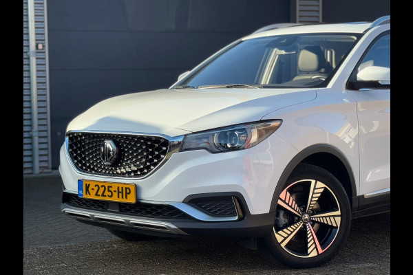 MG ZS EV Luxury 45 kWh, panoramadak, leder, eerste eigenaar, nederlandse auto met nationale auto pas, parelmoer wit