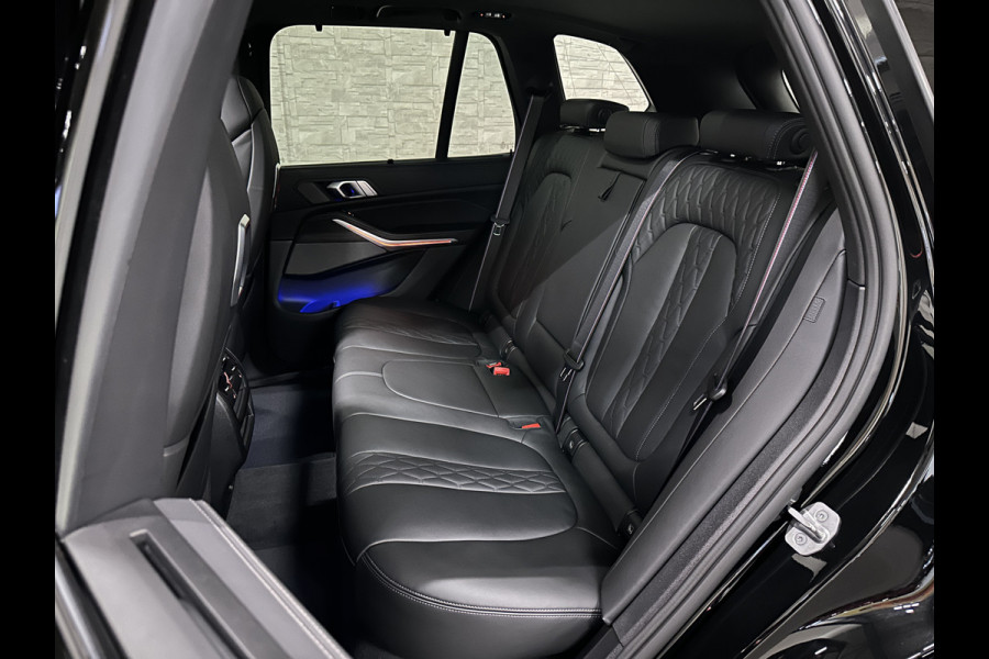 BMW X5 50e M-Performance Seats | M-Sport Pro | 360 View | Panorama | Individual Leder | Soft-Close | Stoelventilatie | Stoelverwarming V+A | Memory | Keyless-Entry | Trekhaak | 22'' | Iconic Glow | Luchtvering | Beker Koeling + Verwarming | Zonwering | Carplay | Draadloos Laden |