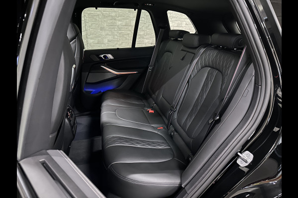 BMW X5 50e M-Performance Seats | M-Sport Pro | 360 View | Panorama | Individual Leder | Soft-Close | Stoelventilatie | Stoelverwarming V+A | Memory | Keyless-Entry | Trekhaak | 22'' | Iconic Glow | Luchtvering | Beker Koeling + Verwarming | Zonwering | Carplay | Draadloos Laden |