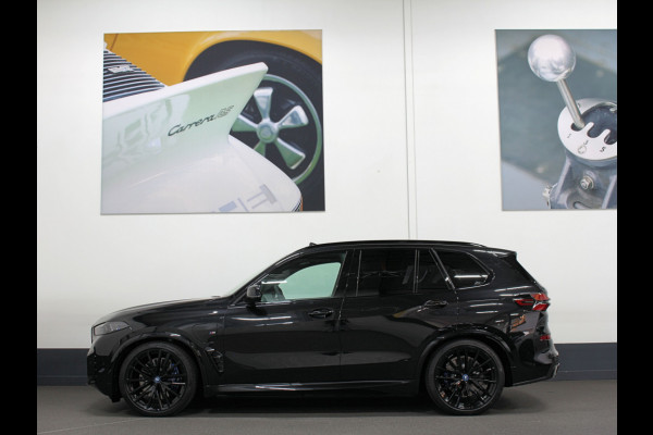 BMW X5 xDrive50e M-Performance Seats | M-Sport Pro | 360 View | ACC | Panorama | Soft-Close | Carbon | Ambiente Geur & verlichting | Head-Up | Stoelventilatie | Memory | Drive-Recorder | Harman-Kardon | 22'' | Laser-LED | Zonwering | Iconic-Glow | 4-Zone Clima | Trekhaak | Keyless-Entry | Leder-Pakket | ISO-Glas | Luchtvering | Draadloos laden | Carplay |