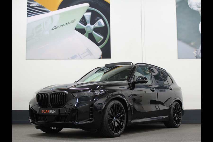 BMW X5 xDrive50e M-Performance Seats | M-Sport Pro | 360 View | ACC | Panorama | Soft-Close | Carbon | Ambiente Geur & verlichting | Head-Up | Stoelventilatie | Memory | Drive-Recorder | Harman-Kardon | 22'' | Laser-LED | Zonwering | Iconic-Glow | 4-Zone Clima | Trekhaak | Keyless-Entry | Leder-Pakket | ISO-Glas | Luchtvering | Draadloos laden | Carplay |