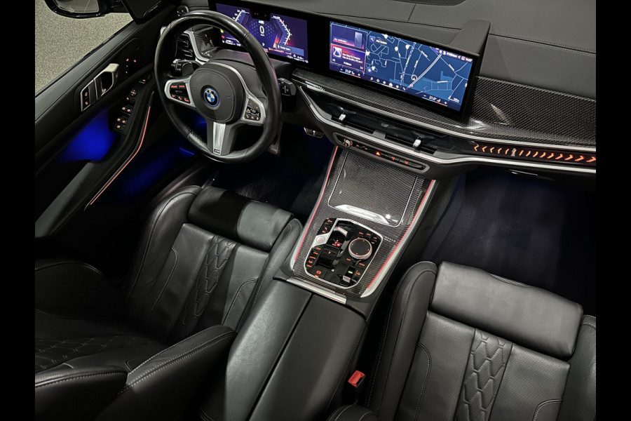 BMW X5 xDrive50e M-Performance Seats | M-Sport Pro | 360 View | ACC | Panorama | Soft-Close | Carbon | Ambiente Geur & verlichting | Head-Up | Stoelventilatie | Memory | Drive-Recorder | Harman-Kardon | 22'' | Laser-LED | Zonwering | Iconic-Glow | 4-Zone Clima | Trekhaak | Keyless-Entry | Leder-Pakket | ISO-Glas | Luchtvering | Draadloos laden | Carplay |