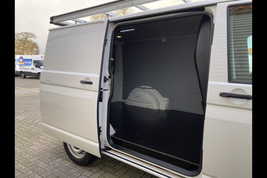 Volkswagen Transporter 2.0 TDI 102pk L1H1 Comfortline / vaste prijs rijklaar € 16.950 ex btw / lease vanaf € 311 / airco / cruise / imperial / bijrijdersbank / trekhaak / pdc achter / laadruimte beveiliging !