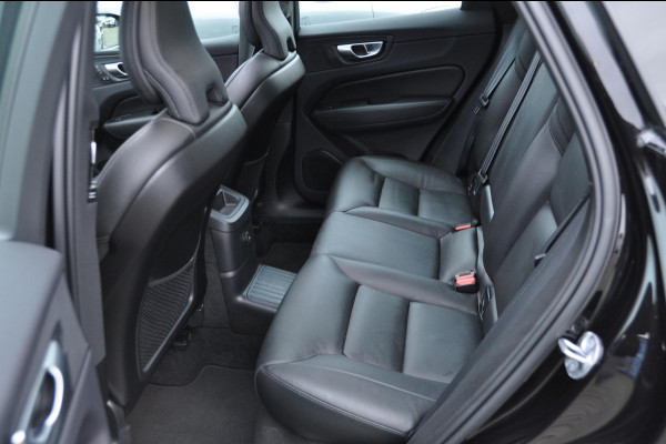 Volvo XC60 T6 350PK Long Range AWD Plus Dark / Panoramisch schuif-kantel dak / Lederen bekleding / Elektrisch bedienbare voorstoelen met geheugen / Stoelverwarming voor en achter / Apple Carplay / Trekhaak /