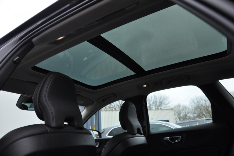 Volvo XC60 T6 350PK Long Range AWD Plus Dark / Panoramisch schuif-kantel dak / Lederen bekleding / Elektrisch bedienbare voorstoelen met geheugen / Stoelverwarming voor en achter / Apple Carplay / Trekhaak /