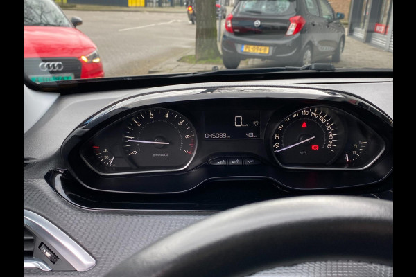 Peugeot 2008 1.2 PureTech Signature - Navigatie / Apple CarPlay I Airco I PDC / Achteruitrij camera I Sport velgen I Trekhaak