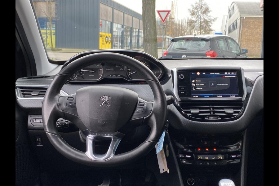 Peugeot 2008 1.2 PureTech Signature - Navigatie / Apple CarPlay I Airco I PDC / Achteruitrij camera I Sport velgen I Trekhaak