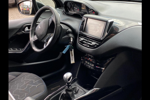 Peugeot 2008 1.2 PureTech Signature - Navigatie / Apple CarPlay I Airco I PDC / Achteruitrij camera I Sport velgen I Trekhaak