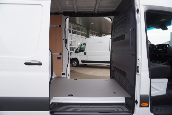 Mercedes-Benz Sprinter 317 CDI 170PK L2H2 Pro automaat Schuifdeur links en Rechts Nr. V041 | Trekhaak 3.500KG | Climate | Cruise | Apple/Android | Blis | Camera
