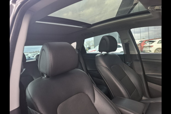 Hyundai Tucson 1.6 T-GDI Premium Automaat | Panodak | Lederen Sportstoelen | Trekhaak Afneembaar | Apple Carplay | Navigatie | Cruise Control | Navigatie | Camera | L.M. 19" |