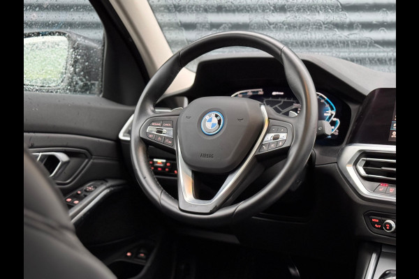 BMW 3 Serie Touring 330e Sportline Plug In Hybrid PHEV | Panorama dak | Head Up Display | Carplay | Sportstoelen verwarmd