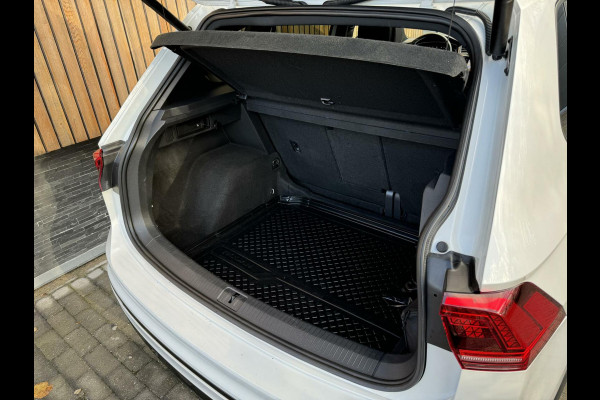 Volkswagen Tiguan 1.5 TSI R-line Automaat | Panorama | Leer | LED Verlichting | Actief Demping Systeem | Achteruitrijcamera | Black Style | 20 inc