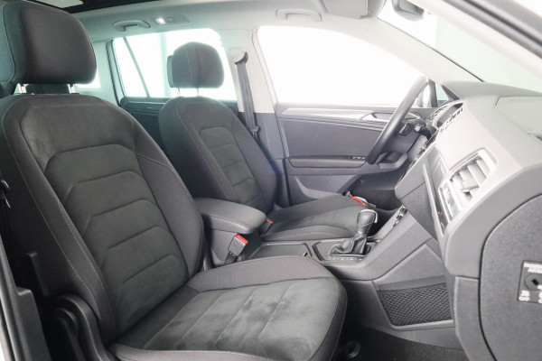 Volkswagen Tiguan 1.5 TSI ACT Highline R-line 150 pk Automaat (DSG) | Navigatie | Panoramadak | Parkeersensoren (Park assist) | Achteruitrijcamera | Adaptieve cruise control | Stoelverwarming |