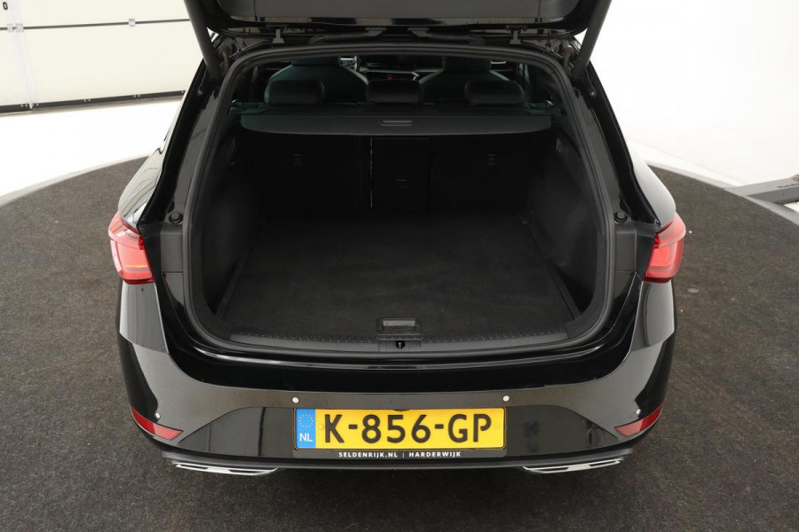 Seat Leon 1.5 eTSI FR Launch Edition | Trekhaak | Stoelverwarming | Camera | Sfeerverlichting | Full LED | Keyless | Carplay | Navigatie | Adaptive cruise