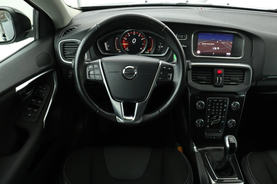 Volvo V40 2.0 T2 Nordic+ | Stoelverwarming | Full LED | Half leder | Navigatie | PDC | Standkachel | Bluetooth | Climate control | Verwarmde voorruit