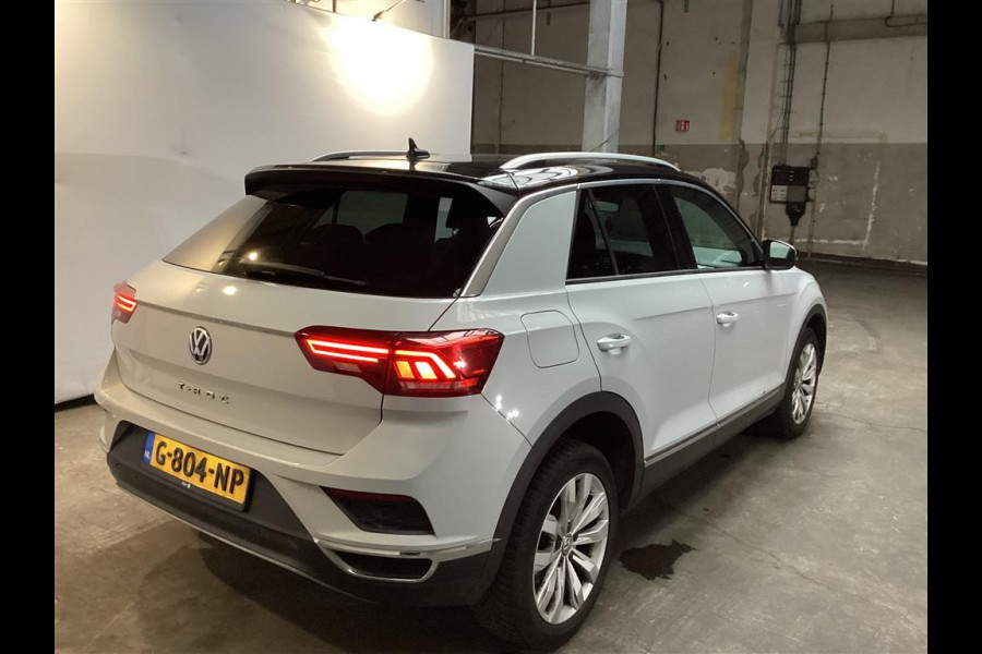 Volkswagen T-Roc 1.5 TSI R-LINE [VIRTUAL COCKPIT, PDC V+A, NAVIGATIE, ADAPTIVE CRUISE, CLIMATE, NIEUWSTAAT]