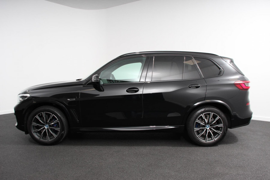 BMW X5 xDrive45e M Sport High Executive 394pk | Lederen Bekleding | Schuif-Panorama dak | Navigatie | Lichtmetalen velgen 20" | Camera