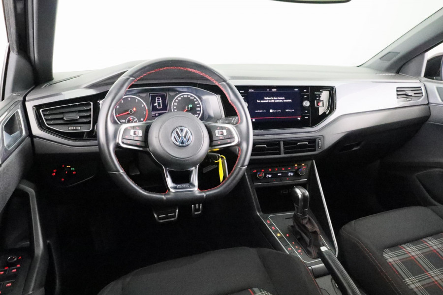 Volkswagen Polo 2.0 TSI GTI 200 PK | Automaat (DSG) | Navigatie | Led | 18 Inch | Spiegelpakket