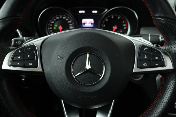 Mercedes-Benz CLA-Klasse 180 AMG | Panoramadak | Carplay | Stoelverwarming | Trekhaak | Camera | Full LED | Park Assist | Navigatie Comand | Cruise control