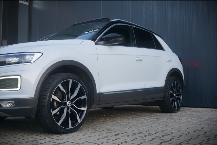 Volkswagen T-Roc 1.5 TSI Sport | Panoramadak | Camera | Automaat | Virtual | PDC | Apple Carplay | Ambiance Verlichting | Navigatie | Leer | Led | NAP | BTW | Adaptive Cruise Control |